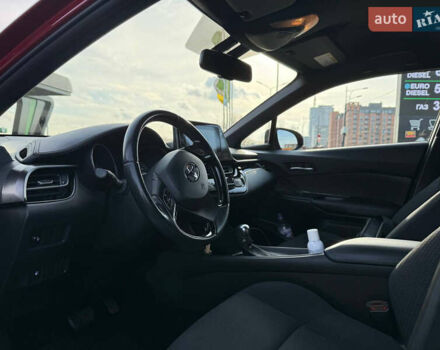 Красный Тойота C-HR, объемом двигателя 1.2 л и пробегом 88 тыс. км за 20200 $, фото 11 на Automoto.ua
