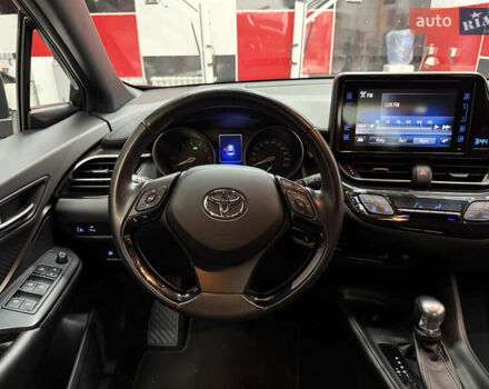 Красный Тойота C-HR, объемом двигателя 1.2 л и пробегом 70 тыс. км за 17000 $, фото 13 на Automoto.ua