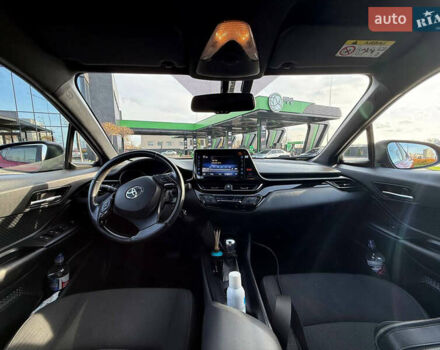 Красный Тойота C-HR, объемом двигателя 1.2 л и пробегом 88 тыс. км за 20200 $, фото 12 на Automoto.ua