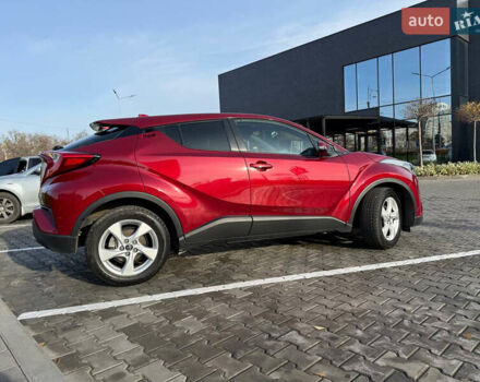 Красный Тойота C-HR, объемом двигателя 1.2 л и пробегом 88 тыс. км за 20200 $, фото 2 на Automoto.ua