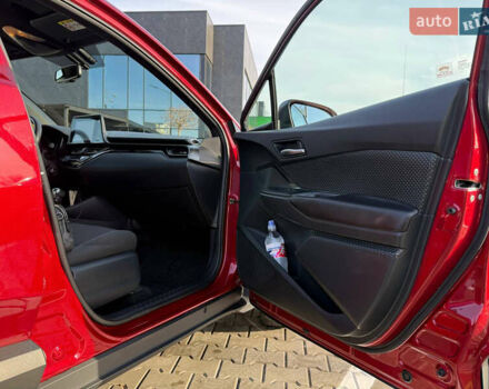 Красный Тойота C-HR, объемом двигателя 1.2 л и пробегом 88 тыс. км за 20200 $, фото 16 на Automoto.ua