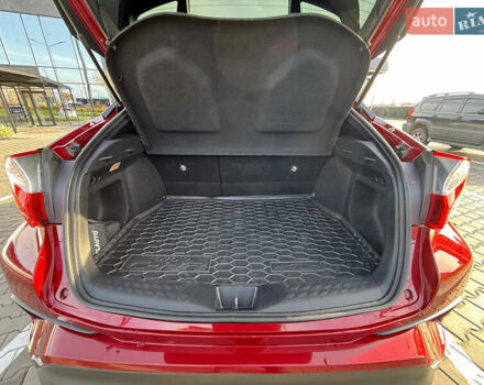 Красный Тойота C-HR, объемом двигателя 1.2 л и пробегом 88 тыс. км за 20200 $, фото 17 на Automoto.ua