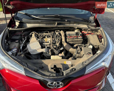 Красный Тойота C-HR, объемом двигателя 1.2 л и пробегом 88 тыс. км за 20200 $, фото 8 на Automoto.ua