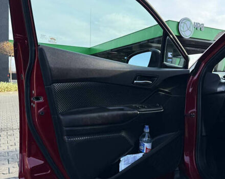 Красный Тойота C-HR, объемом двигателя 1.2 л и пробегом 88 тыс. км за 20200 $, фото 10 на Automoto.ua