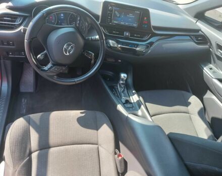 Тойота C-HR 2018 у Києві на Automoto.ua Червоний Тойота C-HR, об'ємом двигуна 2 л та пробігом 77 тис. км за 19900 $, фото 11 на Automoto.ua