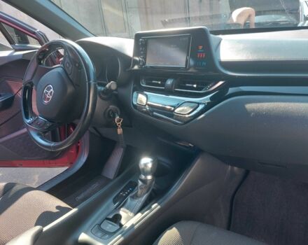 Тойота C-HR 2018 у Києві на Automoto.ua Червоний Тойота C-HR, об'ємом двигуна 2 л та пробігом 77 тис. км за 19900 $, фото 17 на Automoto.ua
