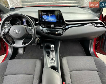 Красный Тойота C-HR, объемом двигателя 1.99 л и пробегом 46 тыс. км за 21500 $, фото 133 на Automoto.ua