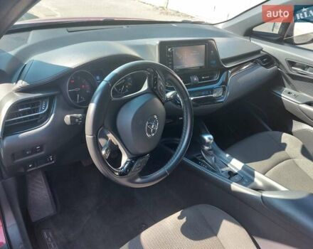Красный Тойота C-HR, объемом двигателя 2 л и пробегом 77 тыс. км за 19900 $, фото 5 на Automoto.ua