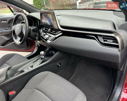 Красный Тойота C-HR, объемом двигателя 1.99 л и пробегом 46 тыс. км за 21500 $, фото 117 на Automoto.ua