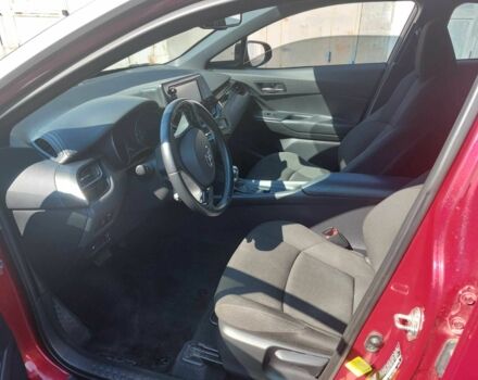 Тойота C-HR 2018 у Києві на Automoto.ua Червоний Тойота C-HR, об'ємом двигуна 2 л та пробігом 77 тис. км за 19900 $, фото 9 на Automoto.ua