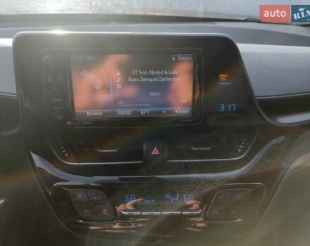 Червоний Тойота C-HR, об'ємом двигуна 1.99 л та пробігом 77 тис. км за 19900 $, фото 2 на Automoto.ua