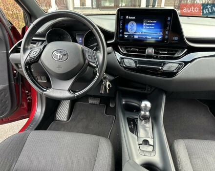 Красный Тойота C-HR, объемом двигателя 1.99 л и пробегом 46 тыс. км за 21500 $, фото 134 на Automoto.ua