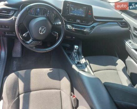 Красный Тойота C-HR, объемом двигателя 2 л и пробегом 77 тыс. км за 19900 $, фото 7 на Automoto.ua