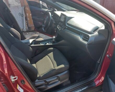 Тойота C-HR 2018 у Києві на Automoto.ua Червоний Тойота C-HR, об'ємом двигуна 2 л та пробігом 77 тис. км за 19900 $, фото 16 на Automoto.ua