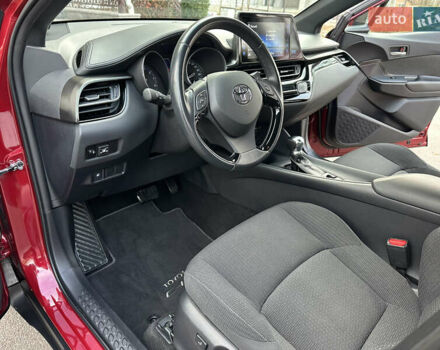 Красный Тойота C-HR, объемом двигателя 1.99 л и пробегом 46 тыс. км за 21500 $, фото 81 на Automoto.ua