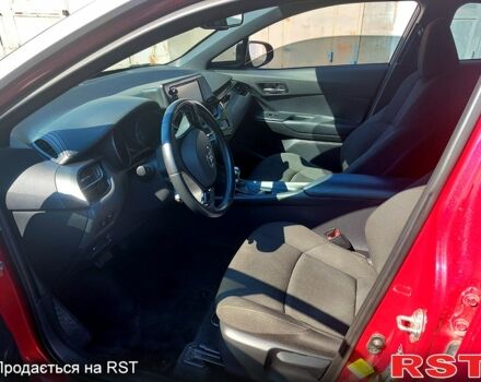 Красный Тойота C-HR, объемом двигателя 2 л и пробегом 77 тыс. км за 19900 $, фото 4 на Automoto.ua
