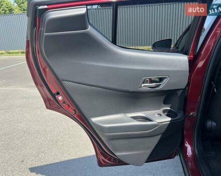 Красный Тойота C-HR, объемом двигателя 2 л и пробегом 61 тыс. км за 18300 $, фото 45 на Automoto.ua