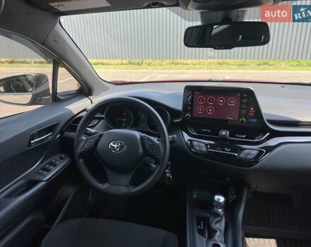 Красный Тойота C-HR, объемом двигателя 2 л и пробегом 61 тыс. км за 18300 $, фото 54 на Automoto.ua