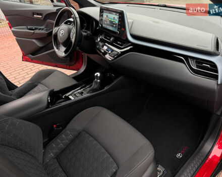 Красный Тойота C-HR, объемом двигателя 1.8 л и пробегом 79 тыс. км за 24800 $, фото 20 на Automoto.ua