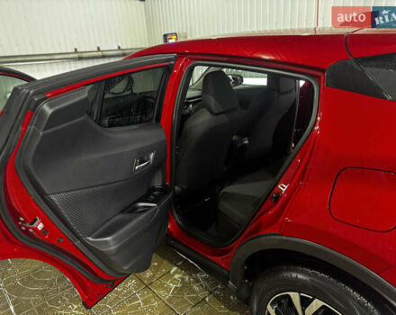 Тойота C-HR 2020 у Валках на Automoto.ua Червоний Тойота C-HR, об'ємом двигуна 2 л та пробігом 38 тис. км за 22000 $, фото 18 на Automoto.ua
