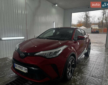 Тойота C-HR 2020 у Валках на Automoto.ua Червоний Тойота C-HR, об'ємом двигуна 2 л та пробігом 38 тис. км за 22000 $, фото 4 на Automoto.ua