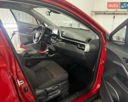 Тойота C-HR 2020 у Валках на Automoto.ua Червоний Тойота C-HR, об'ємом двигуна 2 л та пробігом 38 тис. км за 22000 $, фото 15 на Automoto.ua