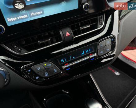 Красный Тойота C-HR, объемом двигателя 1.8 л и пробегом 79 тыс. км за 24800 $, фото 27 на Automoto.ua