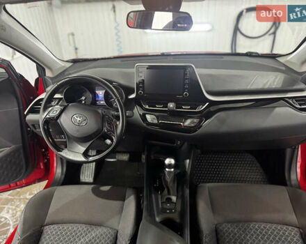 Тойота C-HR 2020 у Валках на Automoto.ua Червоний Тойота C-HR, об'ємом двигуна 2 л та пробігом 38 тис. км за 22000 $, фото 12 на Automoto.ua