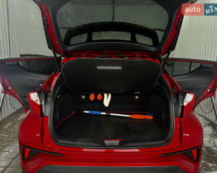 Тойота C-HR 2020 у Валках на Automoto.ua Червоний Тойота C-HR, об'ємом двигуна 2 л та пробігом 38 тис. км за 22000 $, фото 17 на Automoto.ua