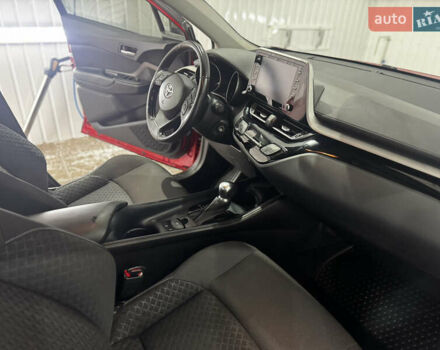 Тойота C-HR 2020 у Валках на Automoto.ua Червоний Тойота C-HR, об'ємом двигуна 2 л та пробігом 38 тис. км за 22000 $, фото 13 на Automoto.ua