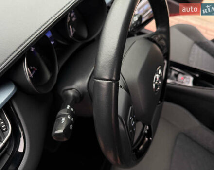 Красный Тойота C-HR, объемом двигателя 1.8 л и пробегом 79 тыс. км за 24800 $, фото 33 на Automoto.ua