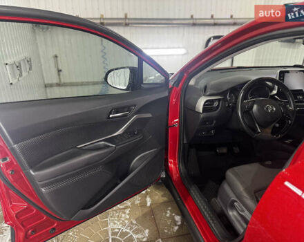 Тойота C-HR 2020 у Валках на Automoto.ua Червоний Тойота C-HR, об'ємом двигуна 2 л та пробігом 38 тис. км за 22000 $, фото 20 на Automoto.ua