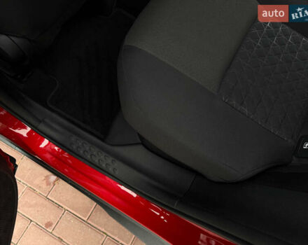 Красный Тойота C-HR, объемом двигателя 1.8 л и пробегом 79 тыс. км за 24800 $, фото 49 на Automoto.ua