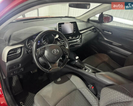 Тойота C-HR 2020 у Валках на Automoto.ua Червоний Тойота C-HR, об'ємом двигуна 2 л та пробігом 38 тис. км за 22000 $, фото 19 на Automoto.ua