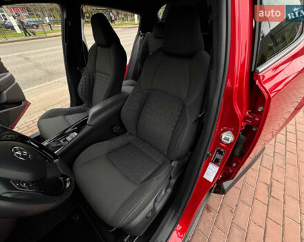 Красный Тойота C-HR, объемом двигателя 1.8 л и пробегом 79 тыс. км за 24800 $, фото 45 на Automoto.ua