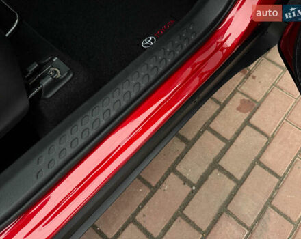 Красный Тойота C-HR, объемом двигателя 1.8 л и пробегом 79 тыс. км за 24800 $, фото 48 на Automoto.ua