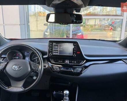 Красный Тойота C-HR, объемом двигателя 1.99 л и пробегом 69 тыс. км за 27493 $, фото 3 на Automoto.ua