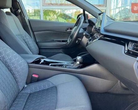 Красный Тойота C-HR, объемом двигателя 1.99 л и пробегом 69 тыс. км за 27493 $, фото 9 на Automoto.ua