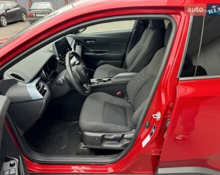 Красный Тойота C-HR, объемом двигателя 1.2 л и пробегом 59 тыс. км за 23900 $, фото 62 на Automoto.ua