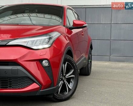 Красный Тойота C-HR, объемом двигателя 1.2 л и пробегом 59 тыс. км за 23900 $, фото 2 на Automoto.ua