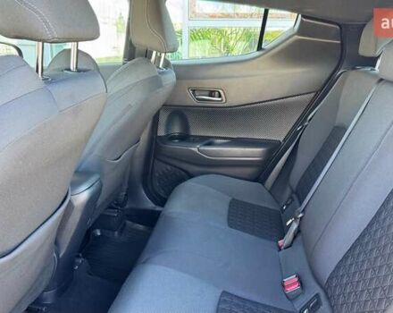 Красный Тойота C-HR, объемом двигателя 1.99 л и пробегом 69 тыс. км за 27493 $, фото 6 на Automoto.ua