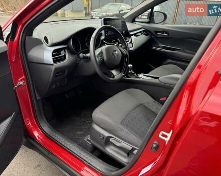 Красный Тойота C-HR, объемом двигателя 1.2 л и пробегом 59 тыс. км за 23900 $, фото 60 на Automoto.ua