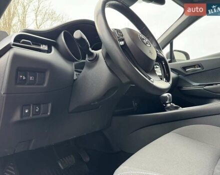 Красный Тойота C-HR, объемом двигателя 1.2 л и пробегом 59 тыс. км за 23900 $, фото 65 на Automoto.ua