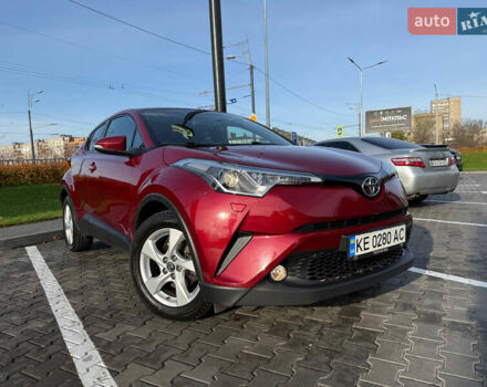Красный Тойота C-HR, объемом двигателя 1.2 л и пробегом 88 тыс. км за 20200 $, фото 1 на Automoto.ua