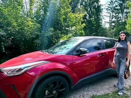 Красный Тойота C-HR, объемом двигателя 1.99 л и пробегом 40 тыс. км за 22000 $, фото 1 на Automoto.ua