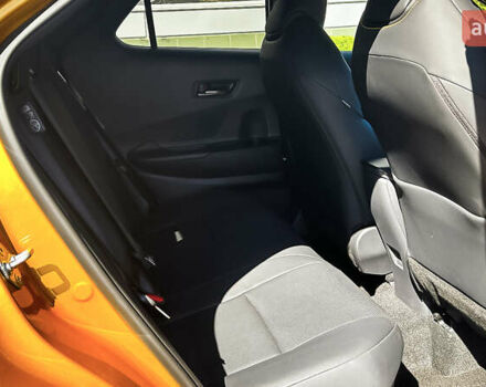 Тойота C-HR 2024 у Чернівцях на Automoto.ua Жовтий Тойота C-HR, об'ємом двигуна 1.99 л та пробігом 7 тис. км за 42724 $, фото 11 на Automoto.ua