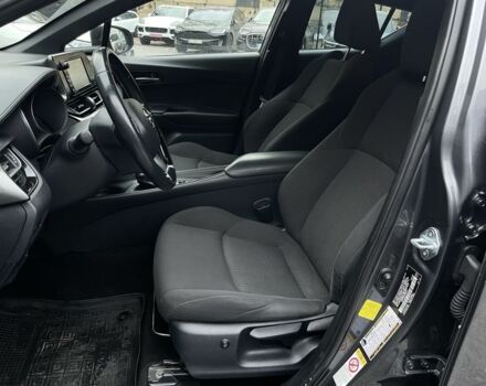 Серый Тойота C-HR, объемом двигателя 1.8 л и пробегом 83 тыс. км за 16900 $, фото 7 на Automoto.ua