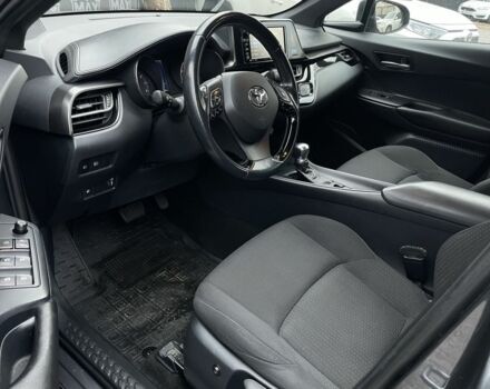 Серый Тойота C-HR, объемом двигателя 1.8 л и пробегом 83 тыс. км за 16900 $, фото 6 на Automoto.ua