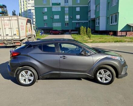 Серый Тойота C-HR, объемом двигателя 2 л и пробегом 29 тыс. км за 24000 $, фото 3 на Automoto.ua