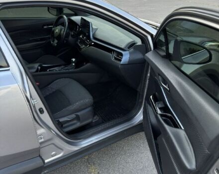 Серый Тойота C-HR, объемом двигателя 1.8 л и пробегом 133 тыс. км за 21400 $, фото 12 на Automoto.ua